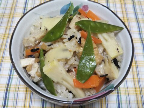 ひじきと鶏肉と人参と油揚げ入りタケノコご飯